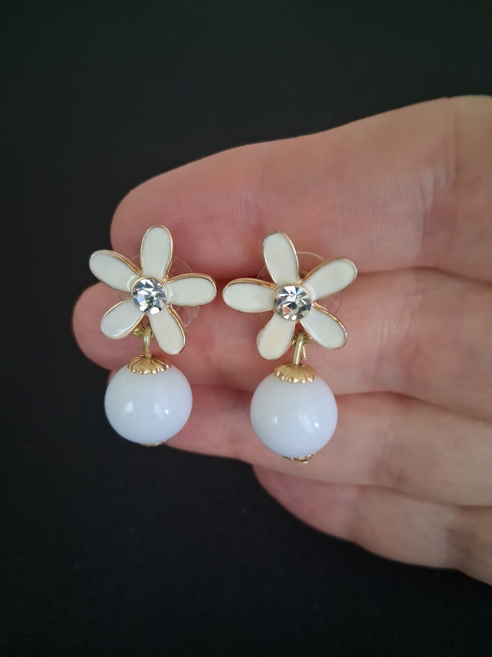 Vintage White Daisy Drop Pierced Earrings with Gold-Tone Accents